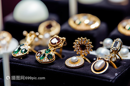 奢侈品与实用品的对比 昂贵珠宝与家用电器的双重世界